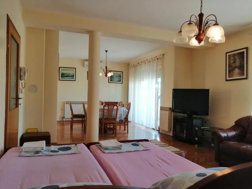 There are also two single beds in the living room.